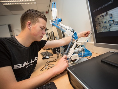 Bouwen en programmeren van een robotarm